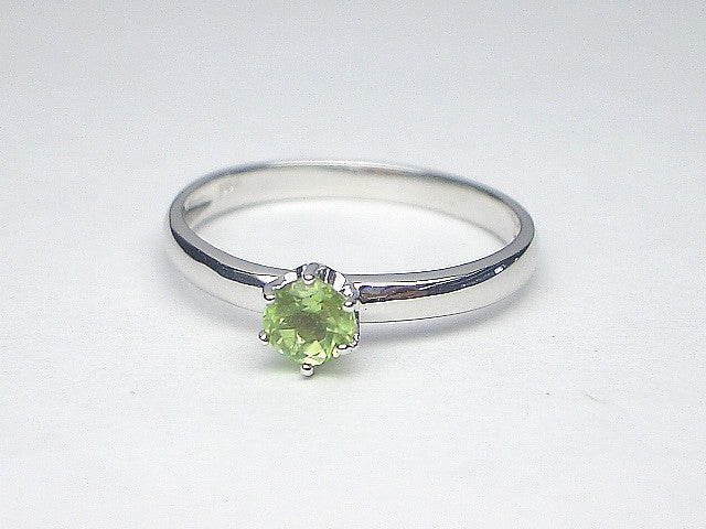 K18WG　天然ペリドット リング　サイズ13号　ホワイトゴールド　8月誕生石 K18WG 天然ペリドット リング サイズ13号 ホワイトゴールド 8月