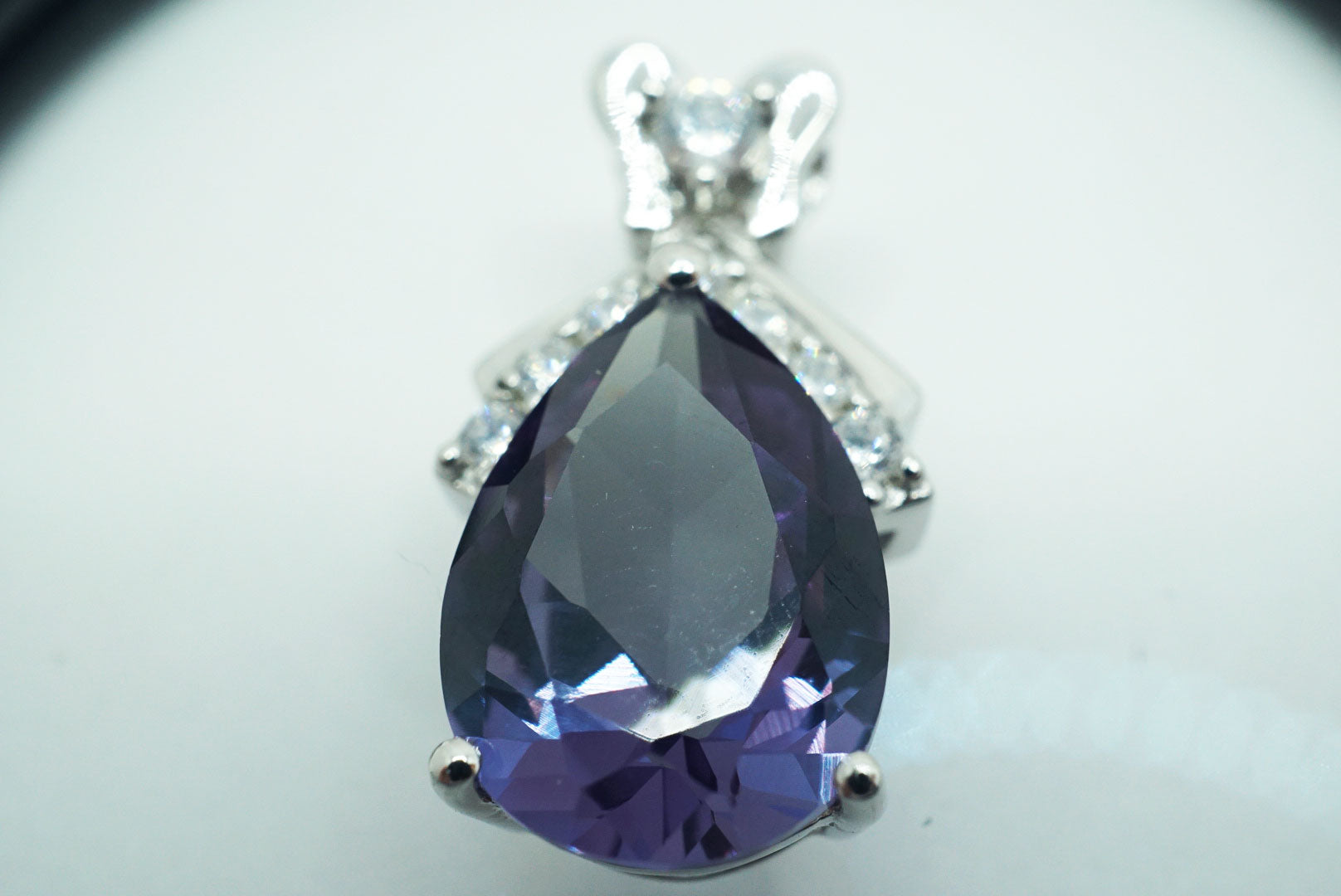 【新作】【即納】5.4カラット アレキサンドライト Synthetic - 13x9mm Pear ペンダント トップ【バレンタインデー】【プレゼントに最適!】