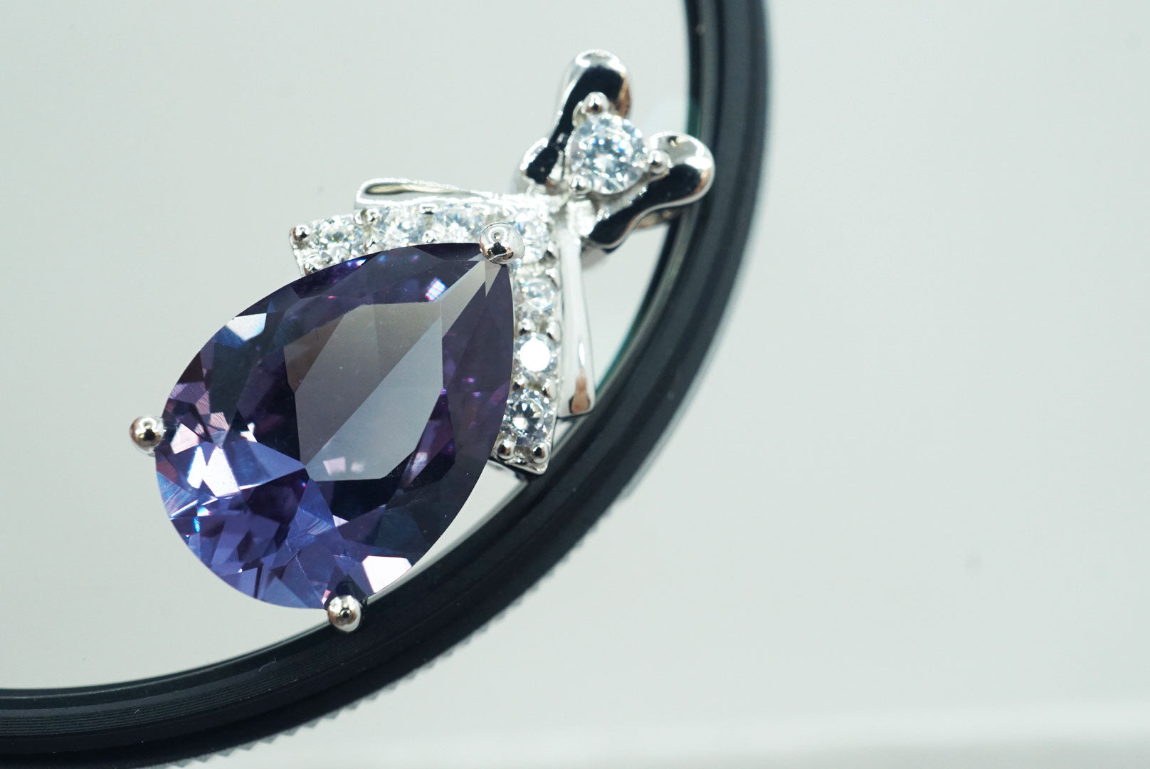 【新作】【即納】5.4カラット アレキサンドライト Synthetic - 13x9mm Pear ペンダント トップ【バレンタインデー】【プレゼントに最適!】