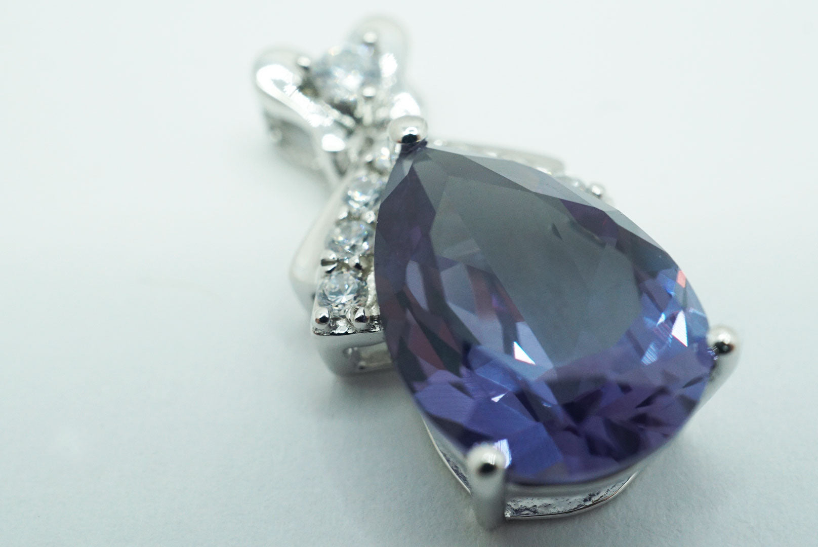 【新作】【即納】5.4カラット アレキサンドライト Synthetic - 13x9mm Pear ペンダント トップ【バレンタインデー】【プレゼントに最適!】