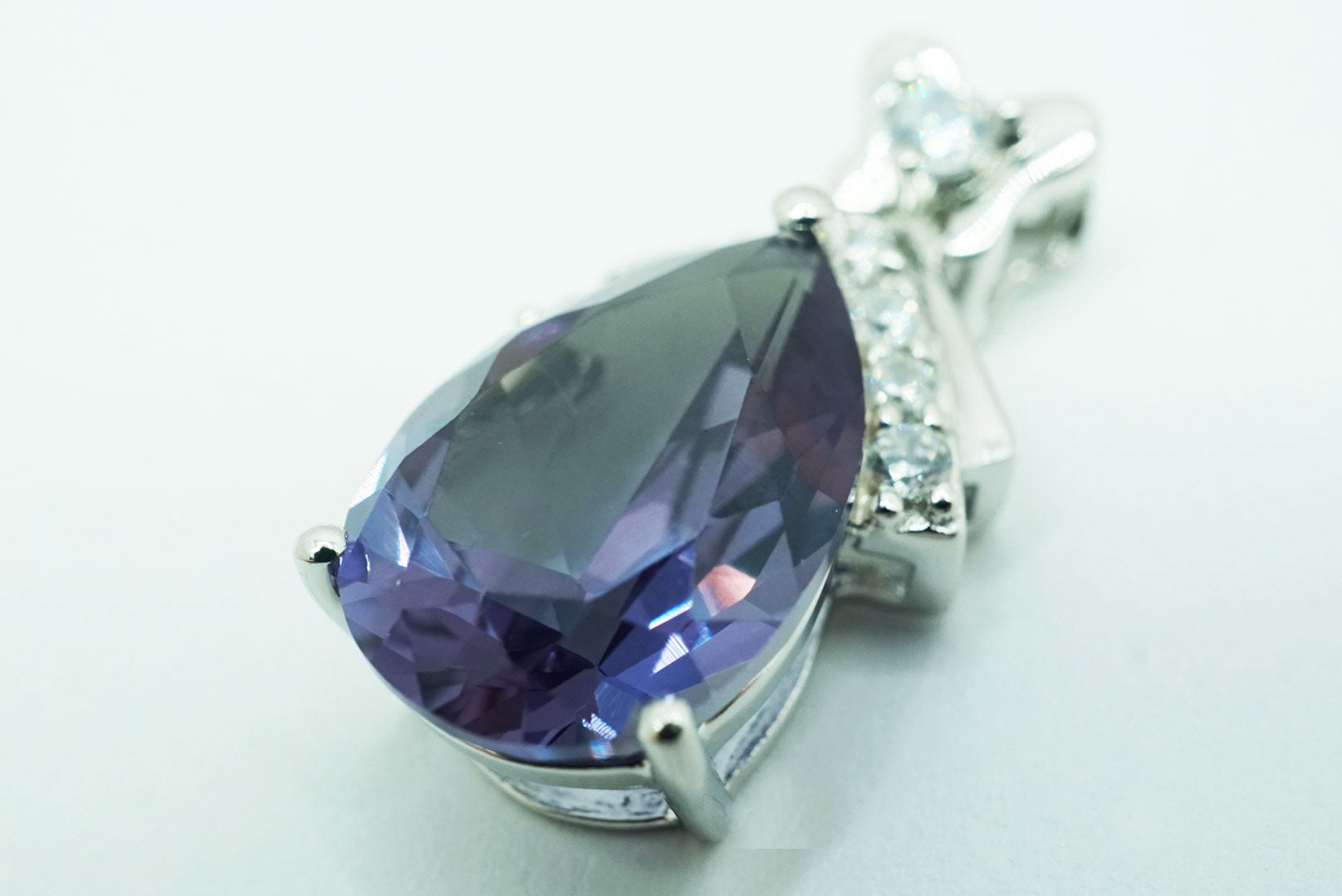 【新作】【即納】5.4カラット アレキサンドライト Synthetic - 13x9mm Pear ペンダント トップ【バレンタインデー】【プレゼントに最適!】