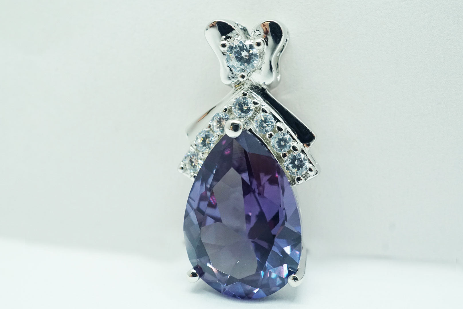 【新作】【即納】5.4カラット アレキサンドライト Synthetic - 13x9mm Pear ペンダント トップ【バレンタインデー】【プレゼントに最適!】