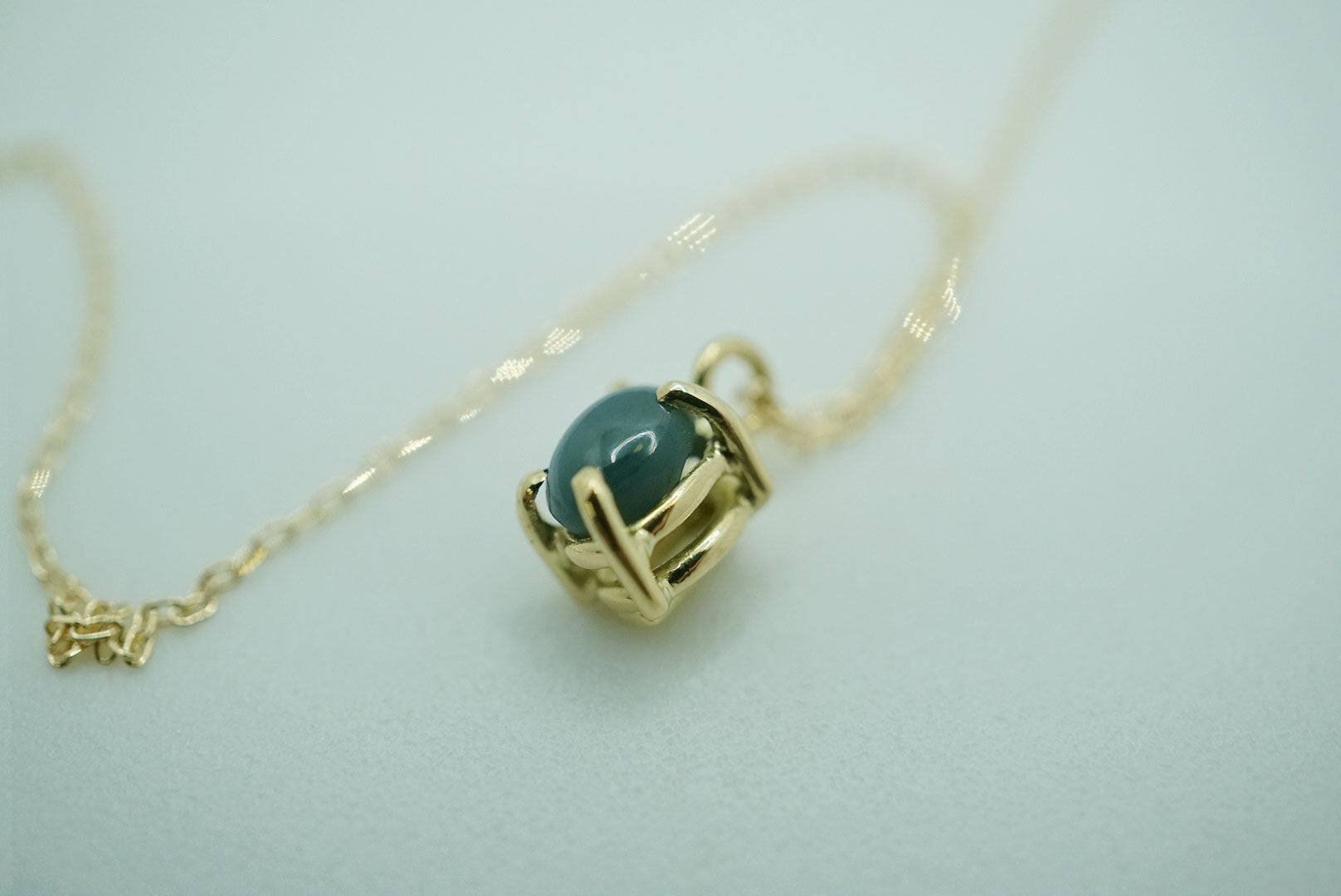 【新作】いたずら猫目 0.53ct K18 カラーチェンジ  アレキサンドライトキャッツアイ  猫目 ネックレス ペンダント  レディース ギフト 誕生日 贈り物 ご褒美ジュエリー お守りジュエリー【チェーン付属】【誕生石6月】