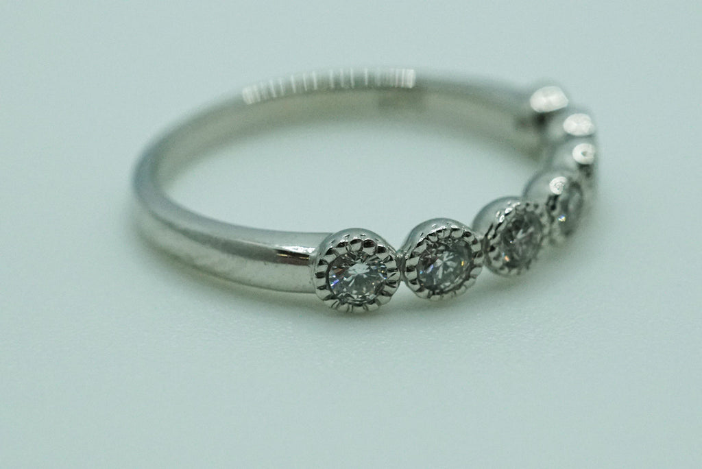 新作】【シンプル】0.30ct PT900 7連 ダイヤモンドリング【誕生石4月