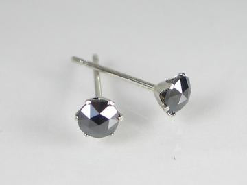 Ptブラックダイヤ ピアス (ローズカット)　0.30ct
