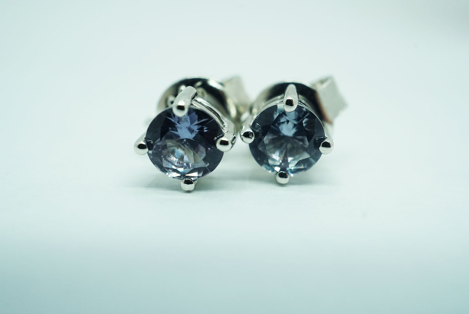 【新作】アレキサンドライト Synthetic・4mm一粒 ピアス 【6月 誕生石】【3000円以下】【即納】