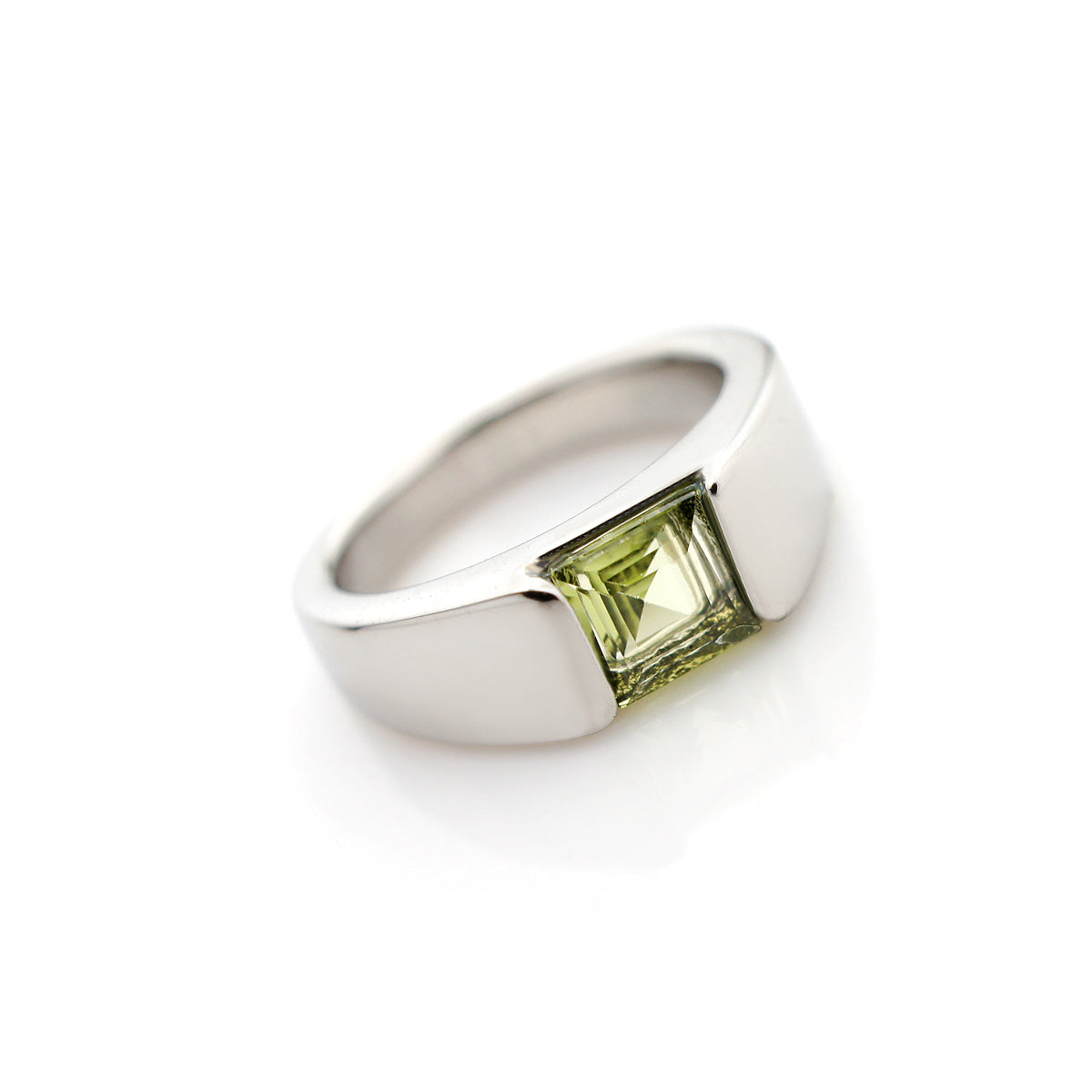 K18WG 天然ペリドット リング サイズ13号 ホワイトゴールド 8月誕生石