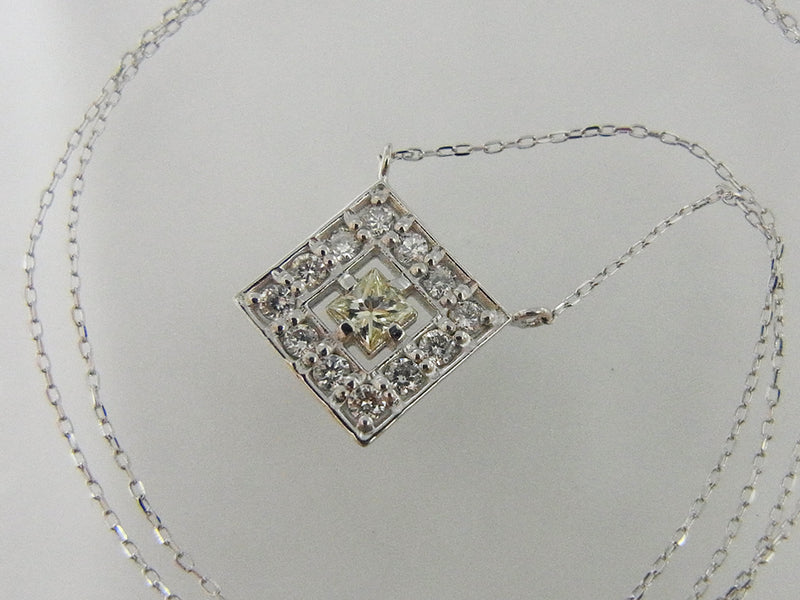 K18WG 0.30ctダイヤ　スクエア型ペンダントネックレス